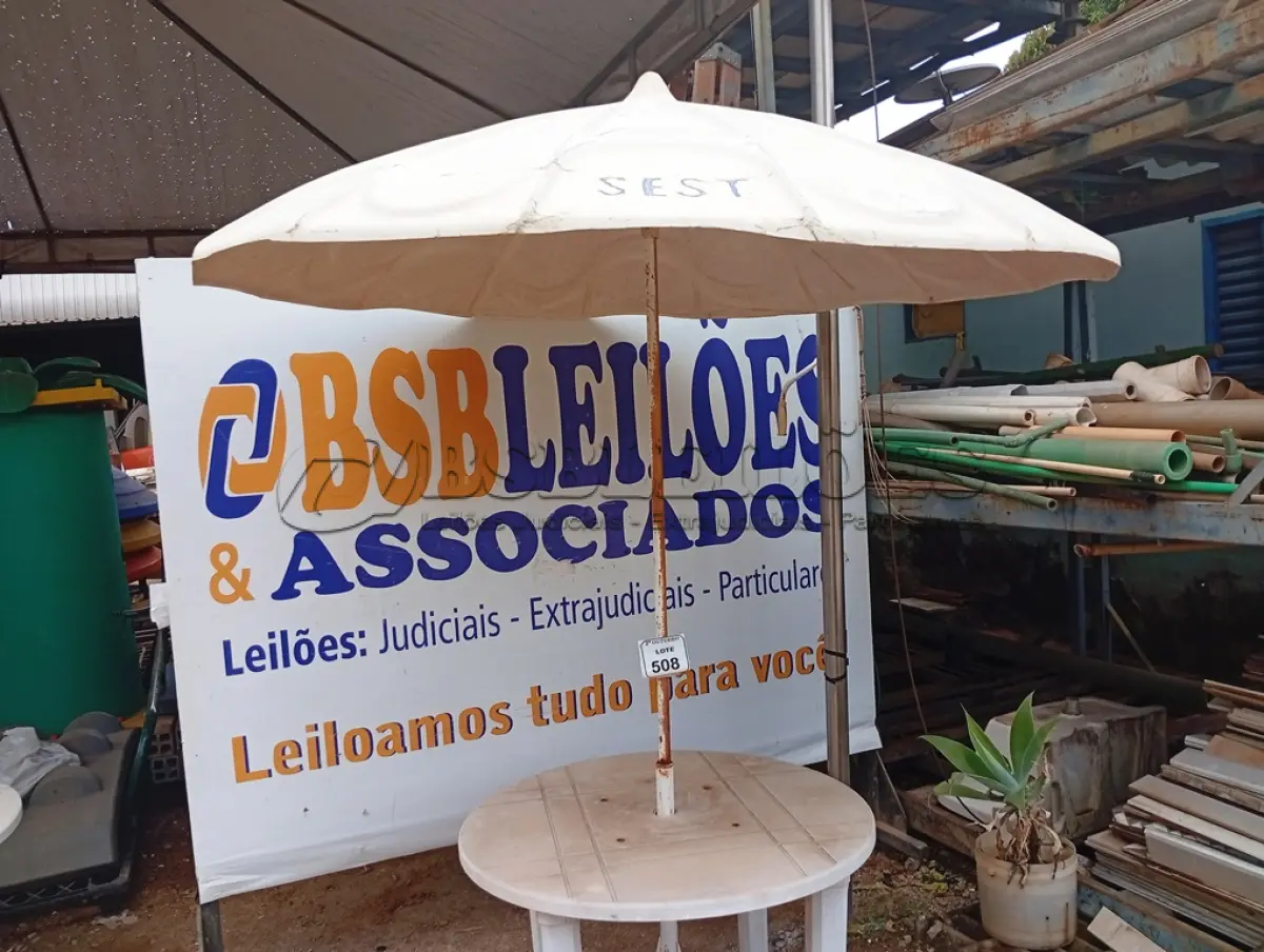 LOTE 508 - 01 MESA DE PLÁSTICO C/SOMBREIRO E BASE DE FERRO. (NO ESTADO) ATENÇÃO! FAZER A VISITAÇÃO ANTES DE ARREMATAR, NÃO SABEMOS SE FUNCIONA. LEILÃO NÃO TEM GARANTIA E NEM DEVOLUÇÃO, SUJEITO A POSSÍVEIS AVARIAS VISÍVEIS/OCULTAS E/OU AUSÊNCIA DE COMPONENTES.