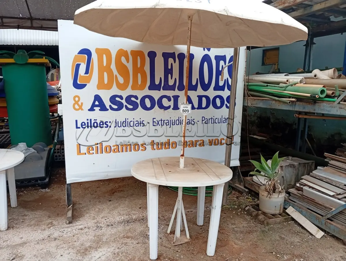 LOTE 509 - 01 MESA DE PLÁSTICO C/SOMBREIRO E BASE DE FERRO. (NO ESTADO) ATENÇÃO! FAZER A VISITAÇÃO ANTES DE ARREMATAR, NÃO SABEMOS SE FUNCIONA. LEILÃO NÃO TEM GARANTIA E NEM DEVOLUÇÃO, SUJEITO A POSSÍVEIS AVARIAS VISÍVEIS/OCULTAS E/OU AUSÊNCIA DE COMPONENTES.