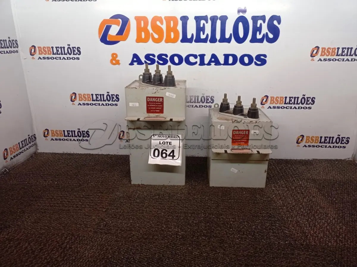 LOTE 064 - 02 CAPACITORES. (NO ESTADO) ATENÇÃO! FAZER A VISITAÇÃO ANTES DE ARREMATAR, NÃO SABEMOS SE FUNCIONA. LEILÃO NÃO TEM GARANTIA E NEM DEVOLUÇÃO, SUJEITO A POSSÍVEIS AVARIAS VISÍVEIS/OCULTAS E/OU AUSÊNCIA DE COMPONENTES.