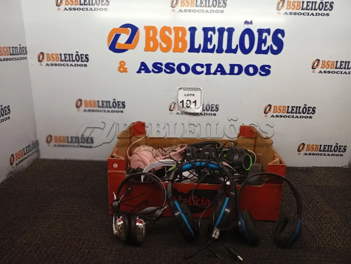 LOTE 191 - 01 LOTE C/VÁRIOS HEADSETS MARCAS E MODELOS DIVERSOS. (NO ESTADO) ATENÇÃO! FAZER A VISITAÇÃO ANTES DE ARREMATAR, NÃO SABEMOS SE FUNCIONA. LEILÃO NÃO TEM GARANTIA E NEM DEVOLUÇÃO, SUJEITO A POSSÍVEIS AVARIAS VISÍVEIS/OCULTAS E/OU AUSÊNCIA DE COMPONENTES.
