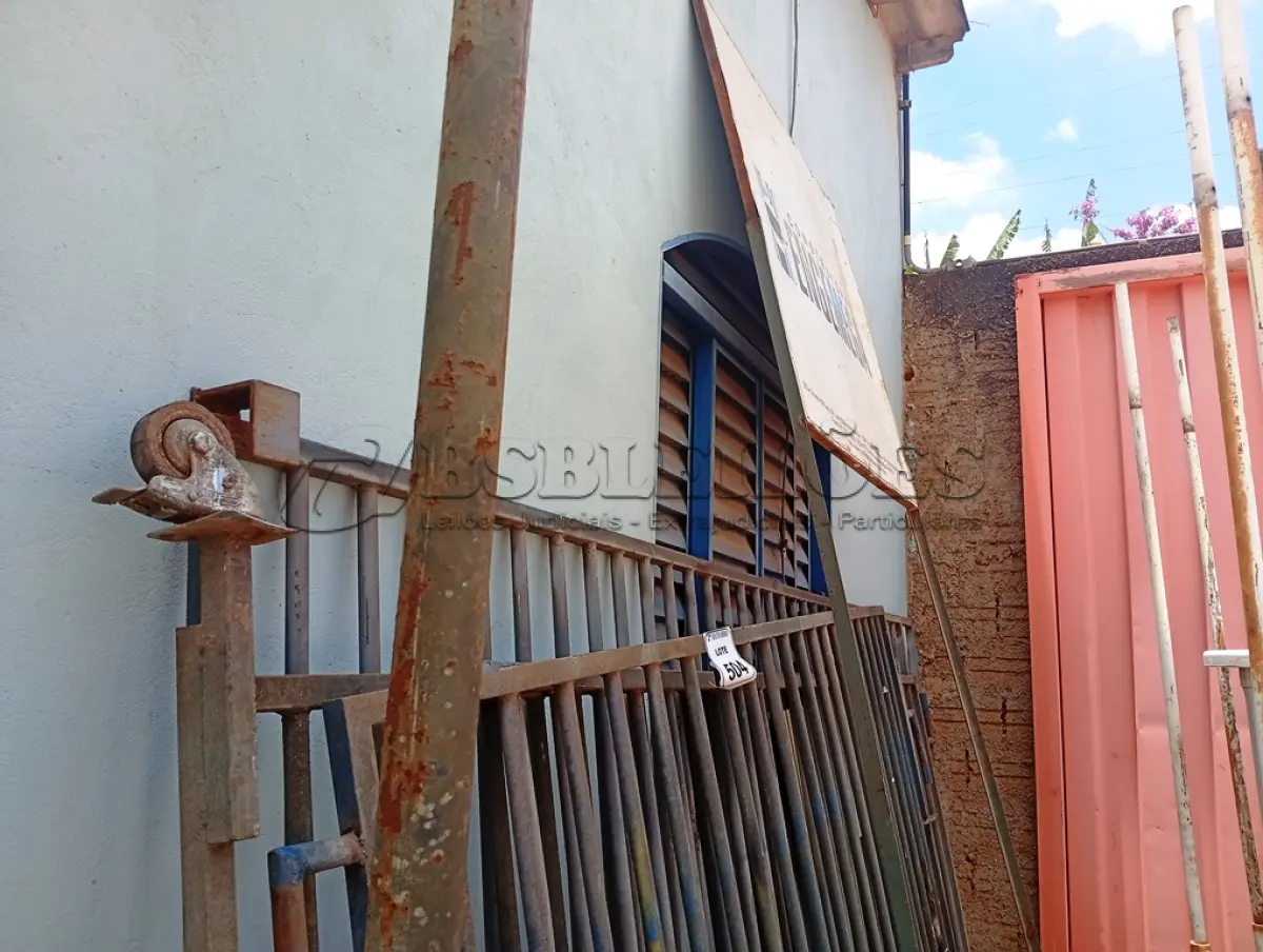 LOTE 504 - 04 GRADES DE FERRO E 01 PLACA DE FERRO.  (NO ESTADO) ATENÇÃO! FAZER A VISITAÇÃO ANTES DE ARREMATAR, NÃO SABEMOS SE FUNCIONA. LEILÃO NÃO TEM GARANTIA E NEM DEVOLUÇÃO, SUJEITO A POSSÍVEIS AVARIAS VISÍVEIS/OCULTAS E/OU AUSÊNCIA DE COMPONENTES.