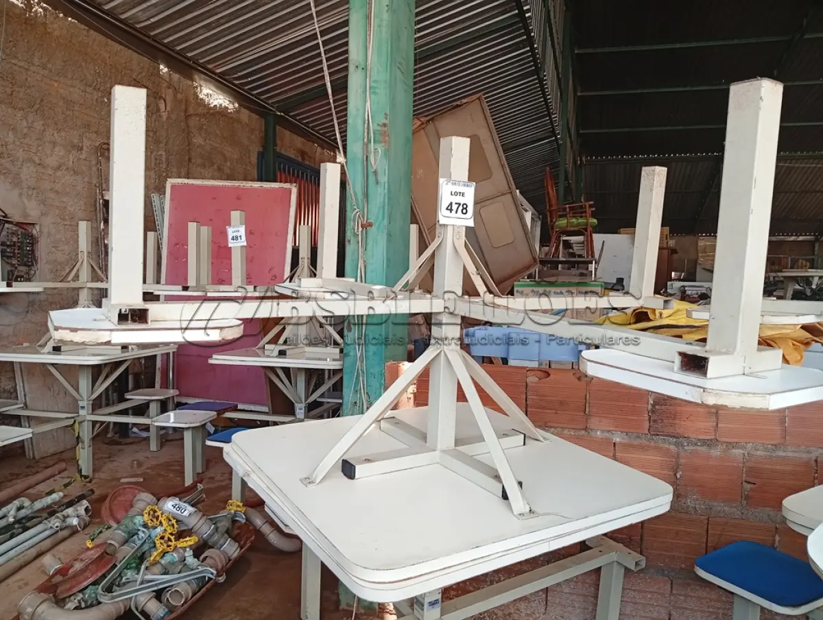 LOTE 478 - 02 MESAS P/REFEITÓRIO NA COR BRANCO, TAMPO EM MADEIRA COM 04 ASSENTOS CADA. (NO ESTADO) ATENÇÃO! FAZER A VISITAÇÃO ANTES DE ARREMATAR, NÃO SABEMOS SE FUNCIONA. LEILÃO NÃO TEM GARANTIA E NEM DEVOLUÇÃO, SUJEITO A POSSÍVEIS AVARIAS VISÍVEIS/OCULTAS E/OU AUSÊNCIA DE COMPONENTES.