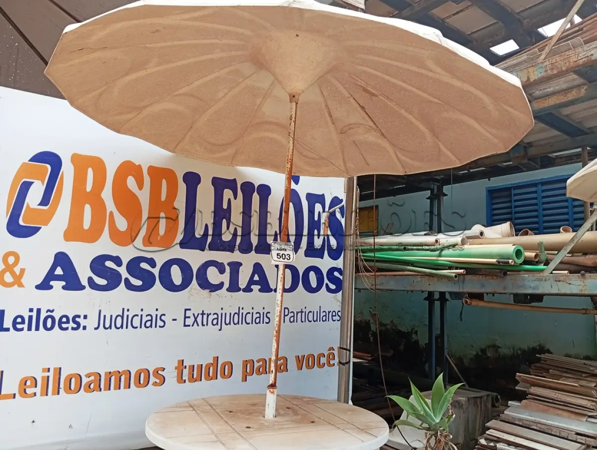 LOTE 503 - 01 MESA DE PLÁSTICO C/SOMBREIRO E BASE DE FERRO. (NO ESTADO) ATENÇÃO! FAZER A VISITAÇÃO ANTES DE ARREMATAR, NÃO SABEMOS SE FUNCIONA. LEILÃO NÃO TEM GARANTIA E NEM DEVOLUÇÃO, SUJEITO A POSSÍVEIS AVARIAS VISÍVEIS/OCULTAS E/OU AUSÊNCIA DE COMPONENTES.