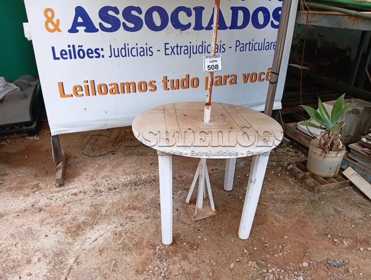 LOTE 508 - 01 MESA DE PLÁSTICO C/SOMBREIRO E BASE DE FERRO. (NO ESTADO) ATENÇÃO! FAZER A VISITAÇÃO ANTES DE ARREMATAR, NÃO SABEMOS SE FUNCIONA. LEILÃO NÃO TEM GARANTIA E NEM DEVOLUÇÃO, SUJEITO A POSSÍVEIS AVARIAS VISÍVEIS/OCULTAS E/OU AUSÊNCIA DE COMPONENTES.