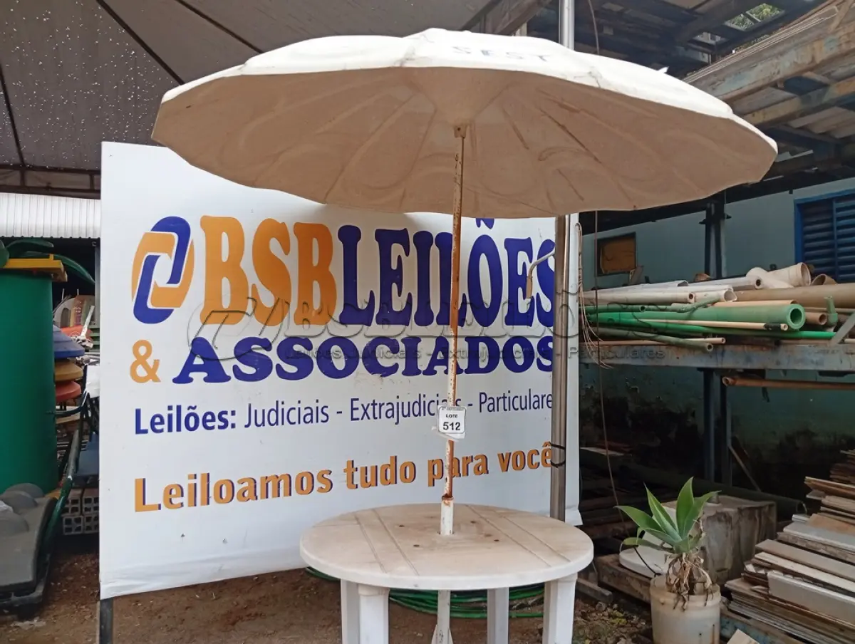 LOTE 512 - 01 MESA DE PLÁSTICO C/SOMBREIRO E BASE DE FERRO. (NO ESTADO) ATENÇÃO! FAZER A VISITAÇÃO ANTES DE ARREMATAR, NÃO SABEMOS SE FUNCIONA. LEILÃO NÃO TEM GARANTIA E NEM DEVOLUÇÃO, SUJEITO A POSSÍVEIS AVARIAS VISÍVEIS/OCULTAS E/OU AUSÊNCIA DE COMPONENTES.