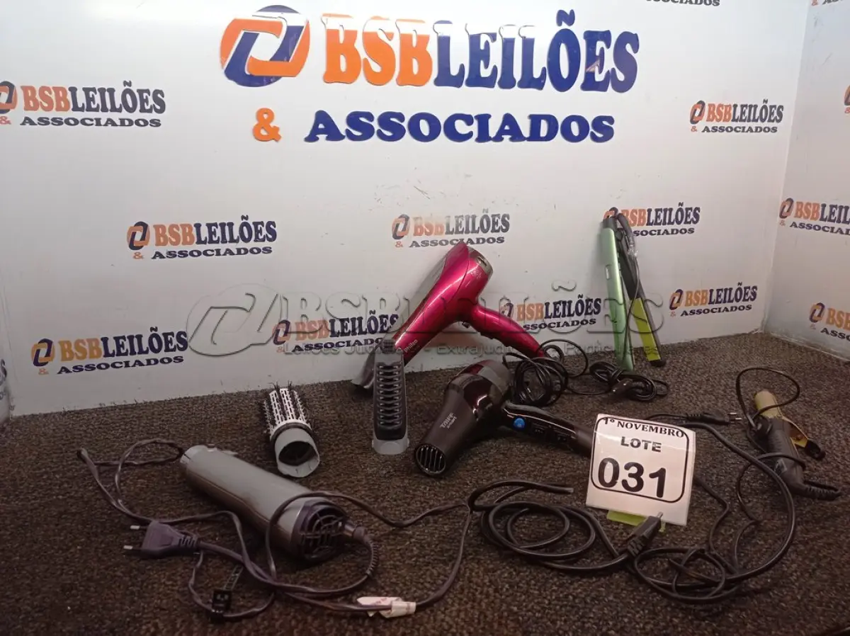 LOTE 031 - 02 SECADORES DE CABELO, 02 CHAPINHAS E 01 ESCOVA DE CABELO. (NO ESTADO) ATENÇÃO! FAZER A VISITAÇÃO ANTES DE ARREMATAR, NÃO SABEMOS SE FUNCIONA. LEILÃO NÃO TEM GARANTIA E NEM DEVOLUÇÃO, SUJEITO A POSSÍVEIS AVARIAS VISÍVEIS/OCULTAS E/OU AUSÊNCIA DE COMPONENTES.