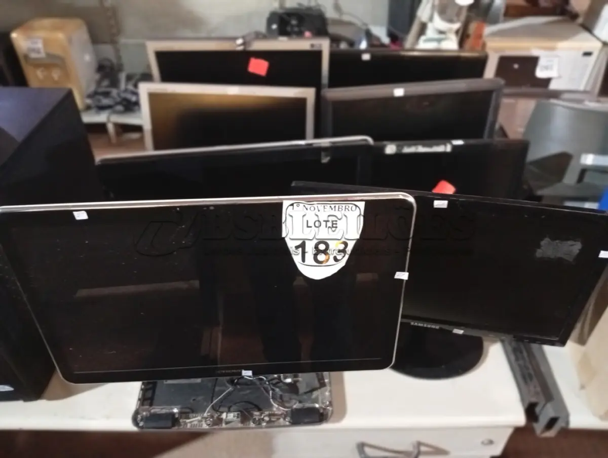 LOTE 183 - 08 MONITORES MARCAS E MODELOS DIVERSOS COM AVARIAS. (NO ESTADO) ATENÇÃO! FAZER A VISITAÇÃO ANTES DE ARREMATAR, NÃO SABEMOS SE FUNCIONA. LEILÃO NÃO TEM GARANTIA E NEM DEVOLUÇÃO, SUJEITO A POSSÍVEIS AVARIAS VISÍVEIS/OCULTAS E/OU AUSÊNCIA DE COMPONENTES.