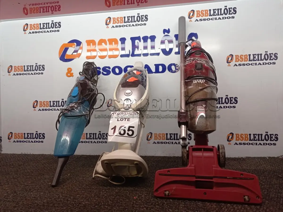 LOTE 165 - 03 ASPIRADORES DE PÓ MARCAS E MODELOS DIVERSOS. (NO ESTADO) ATENÇÃO! FAZER A VISITAÇÃO ANTES DE ARREMATAR, NÃO SABEMOS SE FUNCIONA. LEILÃO NÃO TEM GARANTIA E NEM DEVOLUÇÃO, SUJEITO A POSSÍVEIS AVARIAS VISÍVEIS/OCULTAS E/OU AUSÊNCIA DE COMPONENTES.