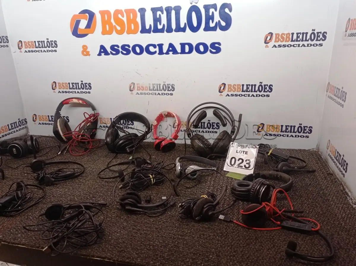 LOTE 023 - 01 LOTE C/ VÁRIOS HEADSETS MARCAS E MODELOS DIVERSOS.  (NO ESTADO) ATENÇÃO! FAZER A VISITAÇÃO ANTES DE ARREMATAR, NÃO SABEMOS SE FUNCIONA. LEILÃO NÃO TEM GARANTIA E NEM DEVOLUÇÃO, SUJEITO A POSSÍVEIS AVARIAS VISÍVEIS/OCULTAS E/OU AUSÊNCIA DE COMPONENTES.