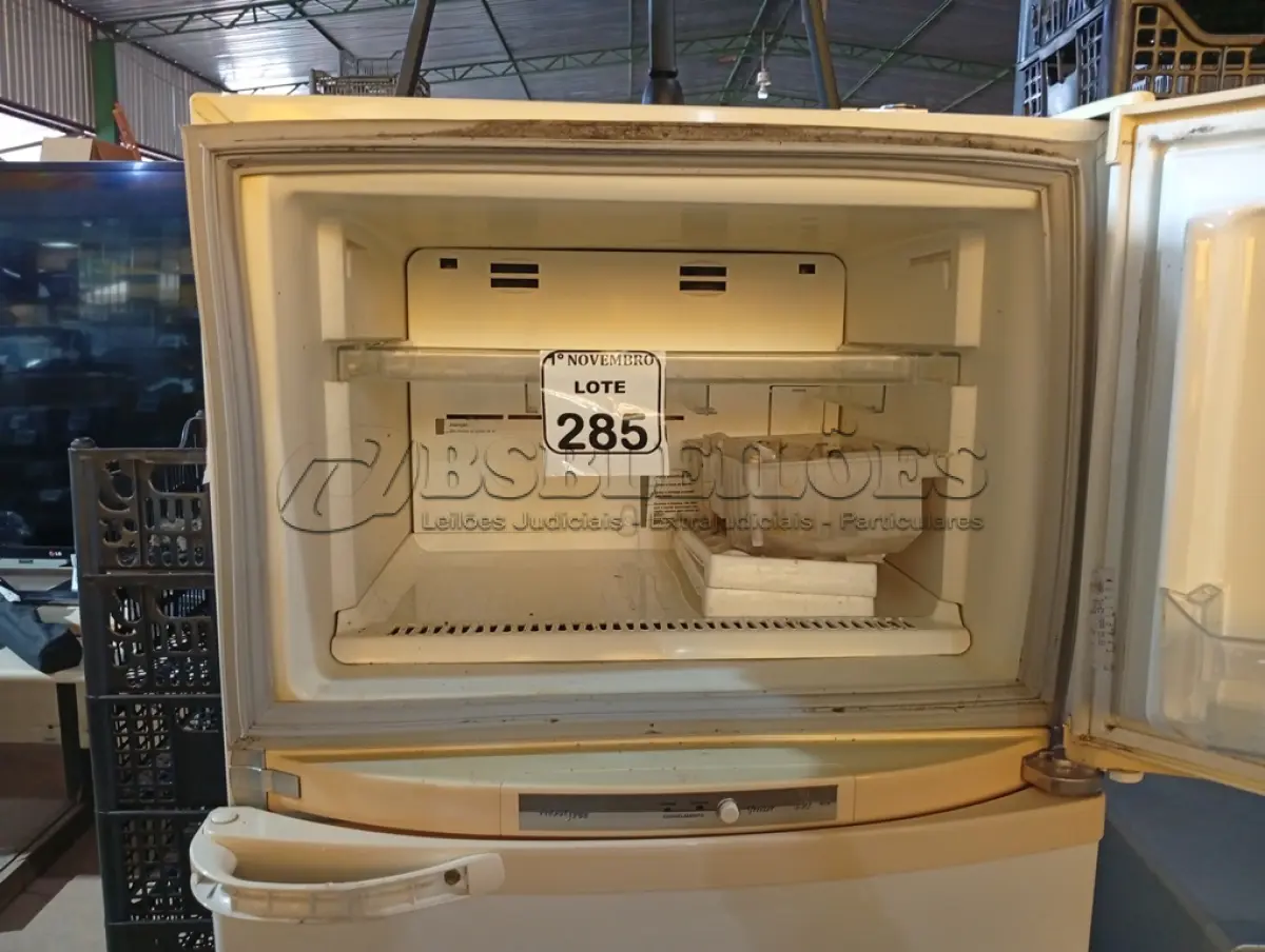 LOTE 285 - 01 GELADEIRA MARCA BRASTEMP 220V. (NO ESTADO) ATENÇÃO! FAZER A VISITAÇÃO ANTES DE ARREMATAR, NÃO SABEMOS SE FUNCIONA. LEILÃO NÃO TEM GARANTIA E NEM DEVOLUÇÃO, SUJEITO A POSSÍVEIS AVARIAS VISÍVEIS/OCULTAS E/OU AUSÊNCIA DE COMPONENTES.