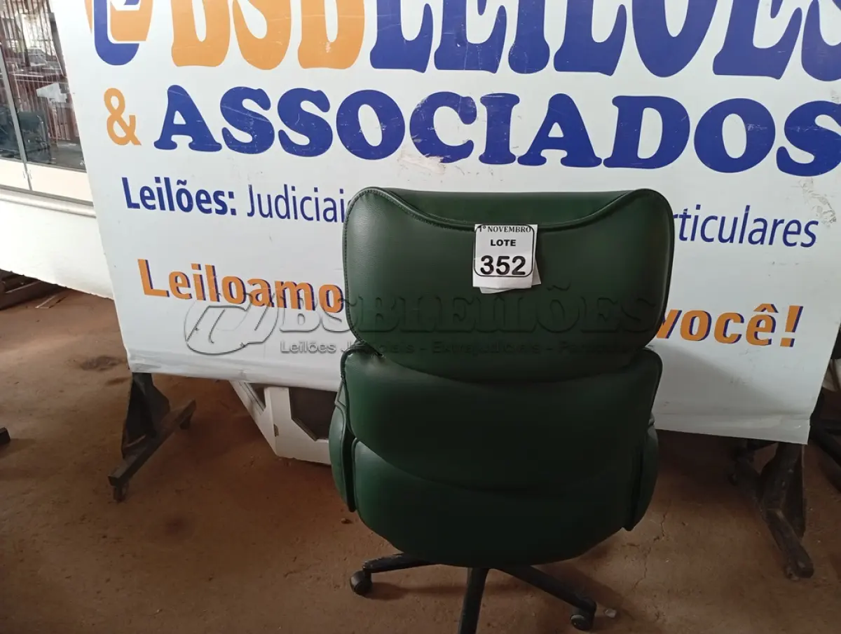 LOTE 352 - 01 POLTRONA P/ ESCRITÓRIO C/  05 PÉS RODÍZIO DE CORIM. (NO ESTADO) ATENÇÃO! FAZER A VISITAÇÃO ANTES DE ARREMATAR, NÃO SABEMOS SE FUNCIONA. LEILÃO NÃO TEM GARANTIA E NEM DEVOLUÇÃO, SUJEITO A POSSÍVEIS AVARIAS VISÍVEIS/OCULTAS E/OU AUSÊNCIA DE COMPONENTES.