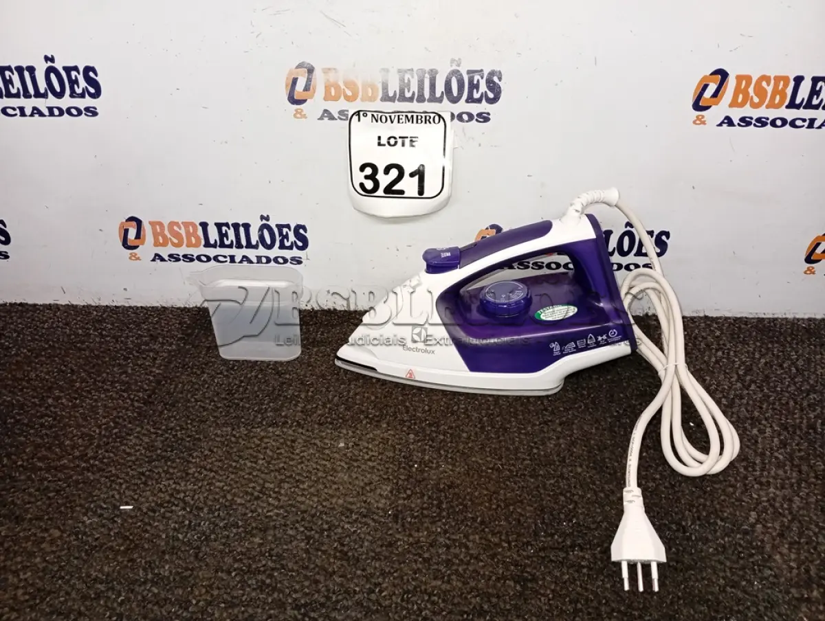 LOTE 321 - 01 FERRO A VAPOR P/ PASSAR ROUPAS ELECTROLUX COR BRANCA C/ROXO (NOVO). (NO ESTADO) ATENÇÃO! FAZER A VISITAÇÃO ANTES DE ARREMATAR, NÃO SABEMOS SE FUNCIONA. LEILÃO NÃO TEM GARANTIA E NEM DEVOLUÇÃO, SUJEITO A POSSÍVEIS AVARIAS VISÍVEIS/OCULTAS E/OU AUSÊNCIA DE COMPONENTES.