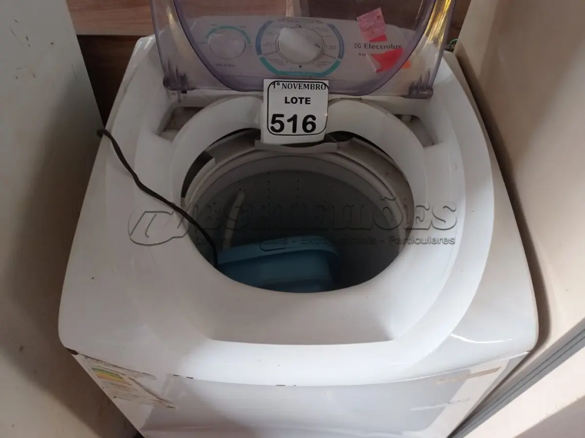LOTE 516 - 01 MÁQUINA DE LAVAR ROUPAS ELECTROLUX E 01 GELADEIRA PROSDÓCIMO. (NO ESTADO) ATENÇÃO! FAZER A VISITAÇÃO ANTES DE ARREMATAR, NÃO SABEMOS SE FUNCIONA. LEILÃO NÃO TEM GARANTIA E NEM DEVOLUÇÃO, SUJEITO A POSSÍVEIS AVARIAS VISÍVEIS/OCULTAS E/OU AUSÊNCIA DE COMPONENTES.