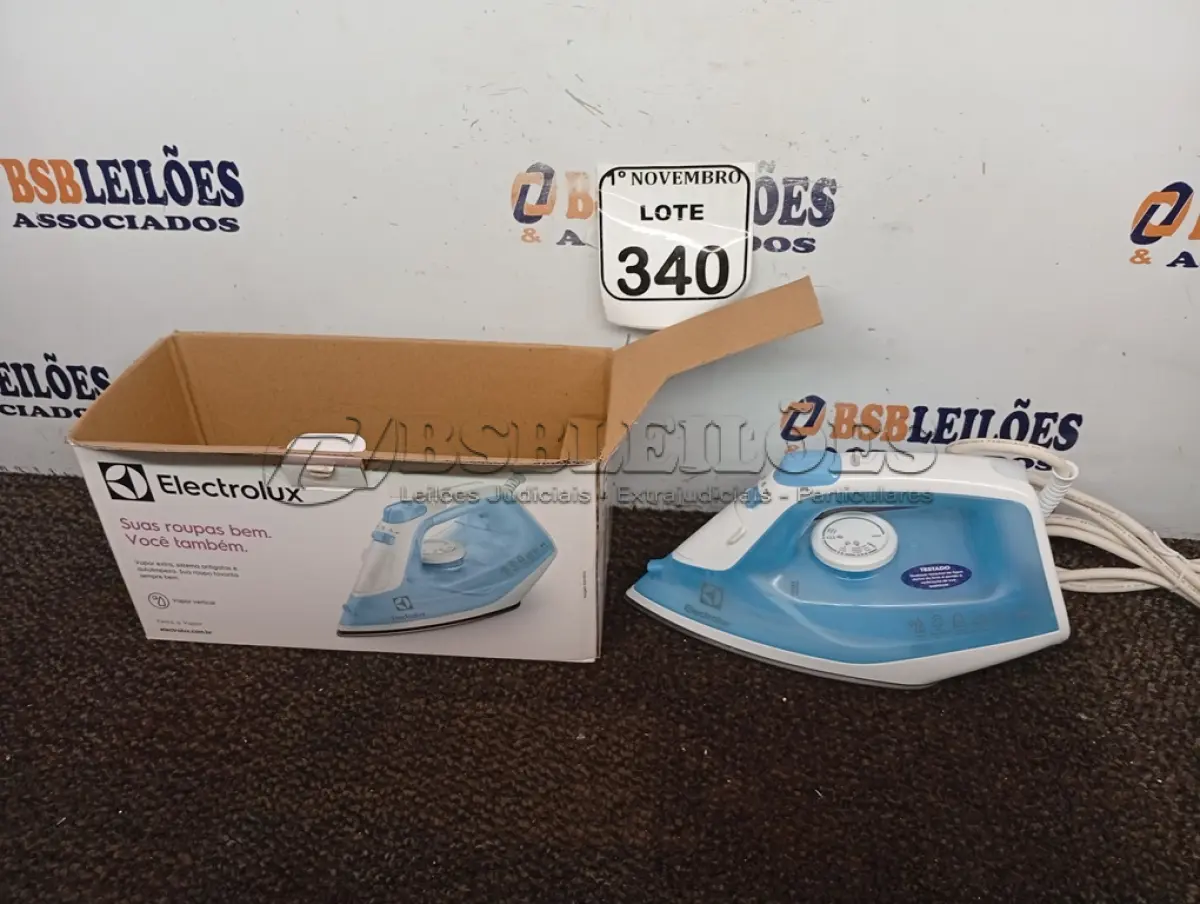 LOTE 340 - 01 FERRO A VAPOR P/ PASSAR ROUPAS ELECTROLUX COR BRANCA C/AZUL (NOVO). (NO ESTADO) ATENÇÃO! FAZER A VISITAÇÃO ANTES DE ARREMATAR, NÃO SABEMOS SE FUNCIONA. LEILÃO NÃO TEM GARANTIA E NEM DEVOLUÇÃO, SUJEITO A POSSÍVEIS AVARIAS VISÍVEIS/OCULTAS E/OU AUSÊNCIA DE COMPONENTES.