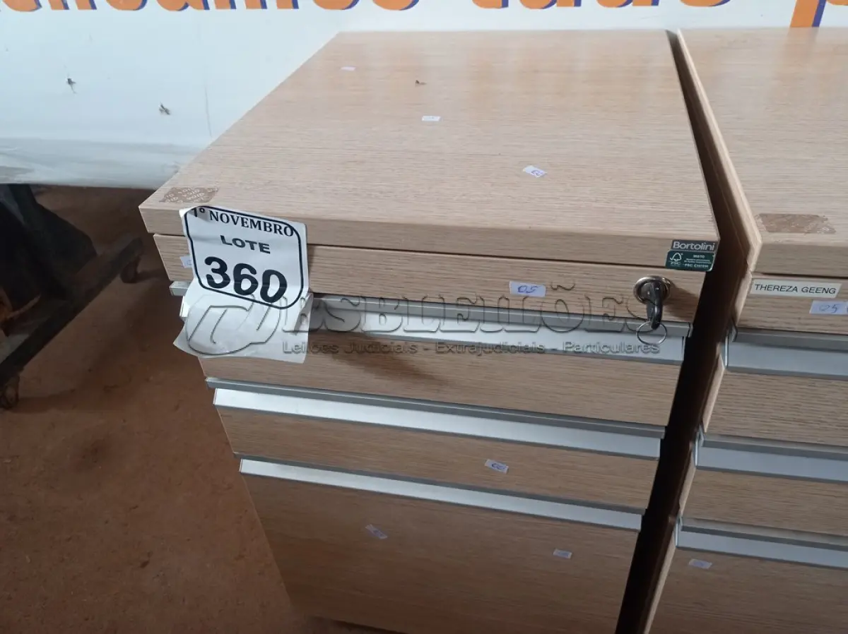 LOTE 360 - 02 GAVETEIROS COM 03 GAVETAS CADA. (NO ESTADO) ATENÇÃO! FAZER A VISITAÇÃO ANTES DE ARREMATAR, NÃO SABEMOS SE FUNCIONA. LEILÃO NÃO TEM GARANTIA E NEM DEVOLUÇÃO, SUJEITO A POSSÍVEIS AVARIAS VISÍVEIS/OCULTAS E/OU AUSÊNCIA DE COMPONENTES.