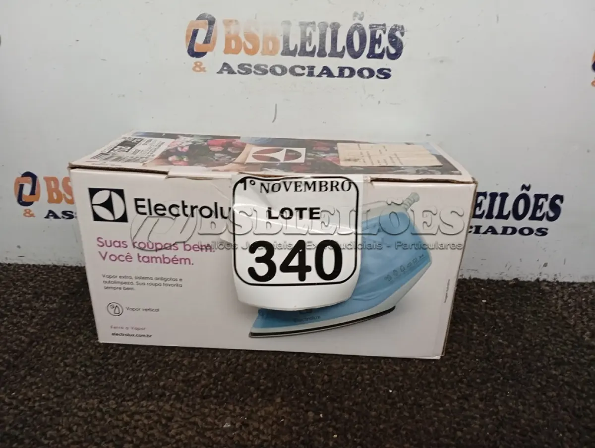 LOTE 340 - 01 FERRO A VAPOR P/ PASSAR ROUPAS ELECTROLUX COR BRANCA C/AZUL (NOVO). (NO ESTADO) ATENÇÃO! FAZER A VISITAÇÃO ANTES DE ARREMATAR, NÃO SABEMOS SE FUNCIONA. LEILÃO NÃO TEM GARANTIA E NEM DEVOLUÇÃO, SUJEITO A POSSÍVEIS AVARIAS VISÍVEIS/OCULTAS E/OU AUSÊNCIA DE COMPONENTES.