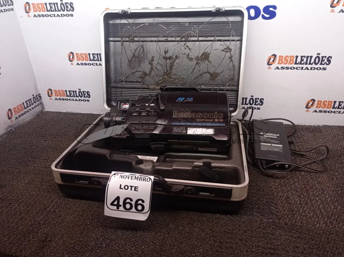 LOTE 466 - 01 FILMADORA PANASONIC. (NO ESTADO) ATENÇÃO! FAZER A VISITAÇÃO ANTES DE ARREMATAR, NÃO SABEMOS SE FUNCIONA. LEILÃO NÃO TEM GARANTIA E NEM DEVOLUÇÃO, SUJEITO A POSSÍVEIS AVARIAS VISÍVEIS/OCULTAS E/OU AUSÊNCIA DE COMPONENTES.