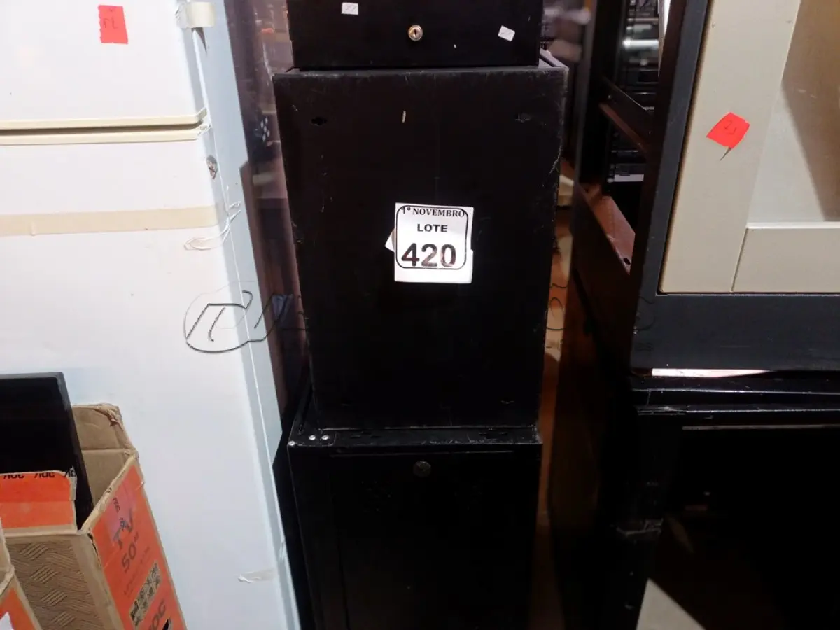 LOTE 420 - 03 RACKS DE FERRO TAMANHOS DIVERSOS. (NO ESTADO) ATENÇÃO! FAZER A VISITAÇÃO ANTES DE ARREMATAR, NÃO SABEMOS SE FUNCIONA. LEILÃO NÃO TEM GARANTIA E NEM DEVOLUÇÃO, SUJEITO A POSSÍVEIS AVARIAS VISÍVEIS/OCULTAS E/OU AUSÊNCIA DE COMPONENTES.