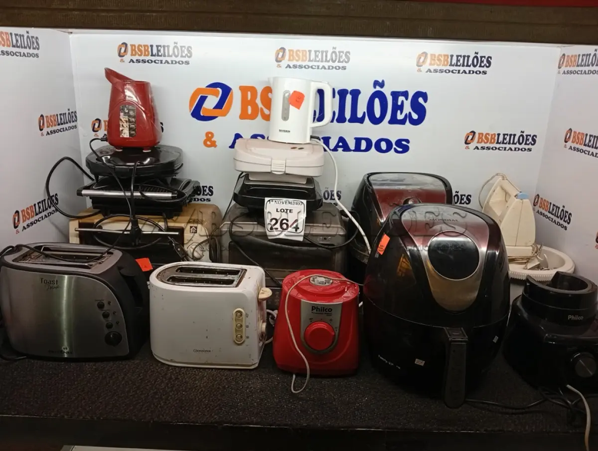 LOTE 264 - 02 AIR FRYES, 05 SANDUICHEIRAS, 01 TORRADEIRA, 01 BATEDEIRA E UTENSÍLIOS DIVERSOS.  (NO ESTADO) ATENÇÃO! FAZER A VISITAÇÃO ANTES DE ARREMATAR, NÃO SABEMOS SE FUNCIONA. LEILÃO NÃO TEM GARANTIA E NEM DEVOLUÇÃO, SUJEITO A POSSÍVEIS AVARIAS VISÍVEIS/OCULTAS E/OU AUSÊNCIA DE COMPONENTES.