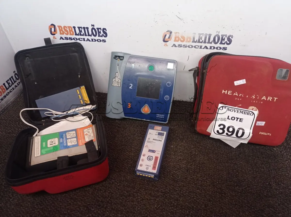 LOTE 390 - 02 DESFIBRILADORES. (NO ESTADO) ATENÇÃO! FAZER A VISITAÇÃO ANTES DE ARREMATAR, NÃO SABEMOS SE FUNCIONA. LEILÃO NÃO TEM GARANTIA E NEM DEVOLUÇÃO, SUJEITO A POSSÍVEIS AVARIAS VISÍVEIS/OCULTAS E/OU AUSÊNCIA DE COMPONENTES.