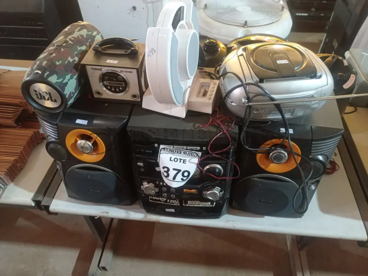 LOTE 379 - 01 APARELHO DE SOM MARCA PHIIPPS, 03 CAIXAS DE SOM PORTÁTEIS MARCAS E MODELOS DIVERSOS E 01 MICROSYSTEM. (NO ESTADO) ATENÇÃO! FAZER A VISITAÇÃO ANTES DE ARREMATAR, NÃO SABEMOS SE FUNCIONA. LEILÃO NÃO TEM GARANTIA E NEM DEVOLUÇÃO, SUJEITO A POSSÍVEIS AVARIAS VISÍVEIS/OCULTAS E/OU AUSÊNCIA DE COMPONENTES.