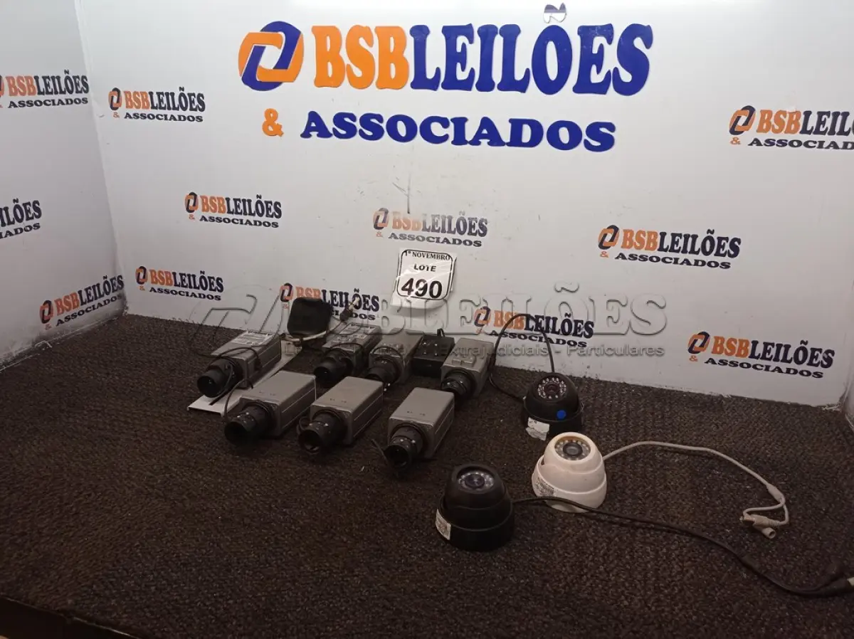 LOTE 490 - 10 CÂMERAS DE MONITORAMENTO MARCAS E MODELOS DIVERSOS. (NO ESTADO) ATENÇÃO! FAZER A VISITAÇÃO ANTES DE ARREMATAR, NÃO SABEMOS SE FUNCIONA. LEILÃO NÃO TEM GARANTIA E NEM DEVOLUÇÃO, SUJEITO A POSSÍVEIS AVARIAS VISÍVEIS/OCULTAS E/OU AUSÊNCIA DE COMPONENTES.
