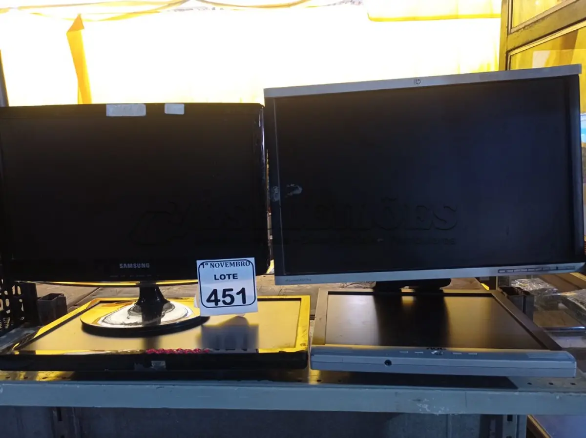 LOTE 451 - 04 MONITORES LCD MARCAS E MODELOS DIVERSOS. (NO ESTADO) ATENÇÃO! FAZER A VISITAÇÃO ANTES DE ARREMATAR, NÃO SABEMOS SE FUNCIONA. LEILÃO NÃO TEM GARANTIA E NEM DEVOLUÇÃO, SUJEITO A POSSÍVEIS AVARIAS VISÍVEIS/OCULTAS E/OU AUSÊNCIA DE COMPONENTES.