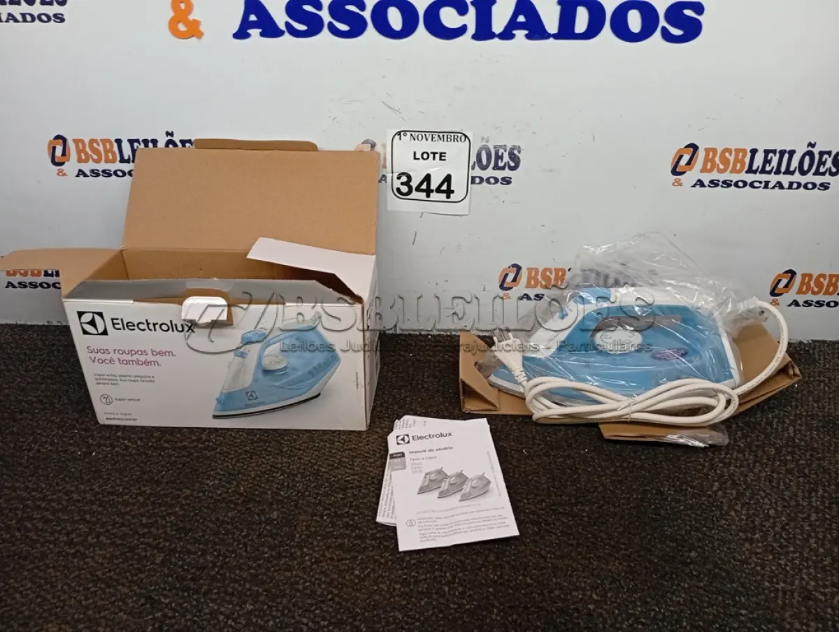 LOTE 344 - 01 FERRO A VAPOR P/ PASSAR ROUPAS ELECTROLUX COR BRANCA C/AZUL (NOVO). (NO ESTADO) ATENÇÃO! FAZER A VISITAÇÃO ANTES DE ARREMATAR, NÃO SABEMOS SE FUNCIONA. LEILÃO NÃO TEM GARANTIA E NEM DEVOLUÇÃO, SUJEITO A POSSÍVEIS AVARIAS VISÍVEIS/OCULTAS E/OU AUSÊNCIA DE COMPONENTES.