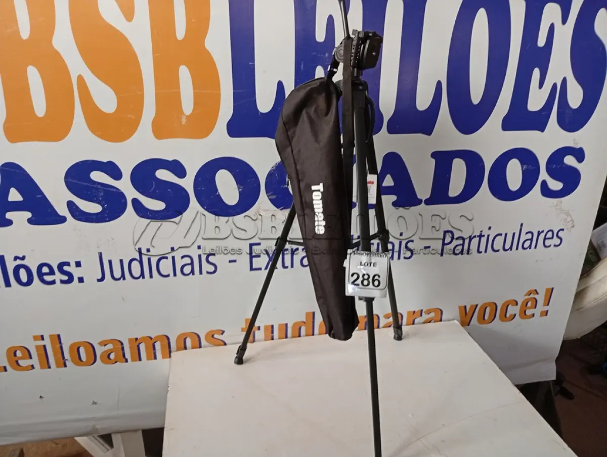 LOTE 286 - 01 TRIPÉ P/ CÂMERA MARCA TOMATE MTG-3016. (NO ESTADO) ATENÇÃO! FAZER A VISITAÇÃO ANTES DE ARREMATAR, NÃO SABEMOS SE FUNCIONA. LEILÃO NÃO TEM GARANTIA E NEM DEVOLUÇÃO, SUJEITO A POSSÍVEIS AVARIAS VISÍVEIS/OCULTAS E/OU AUSÊNCIA DE COMPONENTES.
