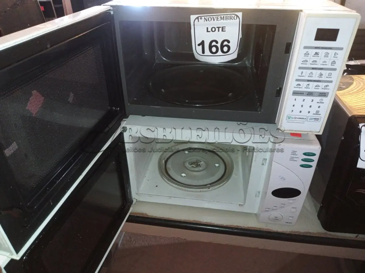LOTE 166 - 02 MICRO-ONDAS MARCAS ELECTROLUX E LG C/ PRATOS (NO ESTADO) ATENÇÃO! FAZER A VISITAÇÃO ANTES DE ARREMATAR, NÃO SABEMOS SE FUNCIONA. LEILÃO NÃO TEM GARANTIA E NEM DEVOLUÇÃO, SUJEITO A POSSÍVEIS AVARIAS VISÍVEIS/OCULTAS E/OU AUSÊNCIA DE COMPONENTES.
