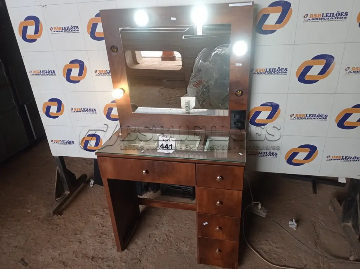 LOTE 441 - 01 PENTEADEIRA C/ESPELHO 05 GAVETAS. (NO ESTADO) ATENÇÃO! FAZER A VISITAÇÃO ANTES DE ARREMATAR, NÃO SABEMOS SE FUNCIONA. LEILÃO NÃO TEM GARANTIA E NEM DEVOLUÇÃO, SUJEITO A POSSÍVEIS AVARIAS VISÍVEIS/OCULTAS E/OU AUSÊNCIA DE COMPONENTES.