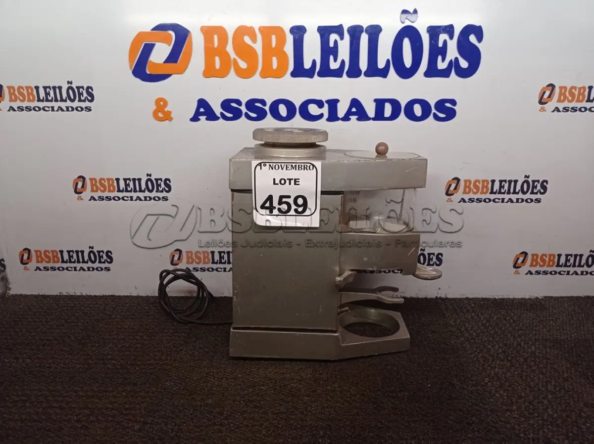LOTE 459 - 01 MOEDOR DE GRÃO DE CAFÉ INCOMPLETO. (NO ESTADO) ATENÇÃO! FAZER A VISITAÇÃO ANTES DE ARREMATAR, NÃO SABEMOS SE FUNCIONA. LEILÃO NÃO TEM GARANTIA E NEM DEVOLUÇÃO, SUJEITO A POSSÍVEIS AVARIAS VISÍVEIS/OCULTAS E/OU AUSÊNCIA DE COMPONENTES.