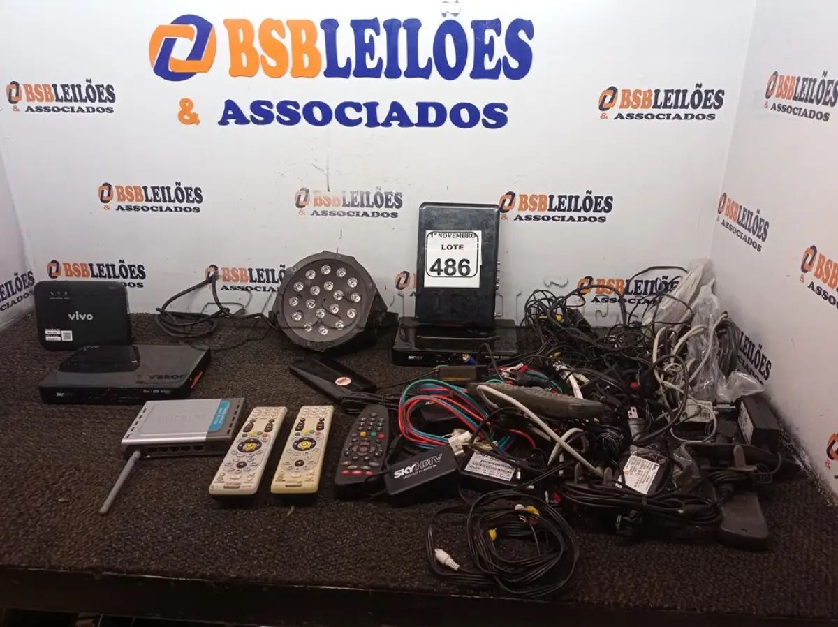 LOTE 486 - 01 LOTE COM ELETRÔNICOS DIVERSOS E 01 LUMINÁRIA DE LED. (NO ESTADO) ATENÇÃO! FAZER A VISITAÇÃO ANTES DE ARREMATAR, NÃO SABEMOS SE FUNCIONA. LEILÃO NÃO TEM GARANTIA E NEM DEVOLUÇÃO, SUJEITO A POSSÍVEIS AVARIAS VISÍVEIS/OCULTAS E/OU AUSÊNCIA DE COMPONENTES.