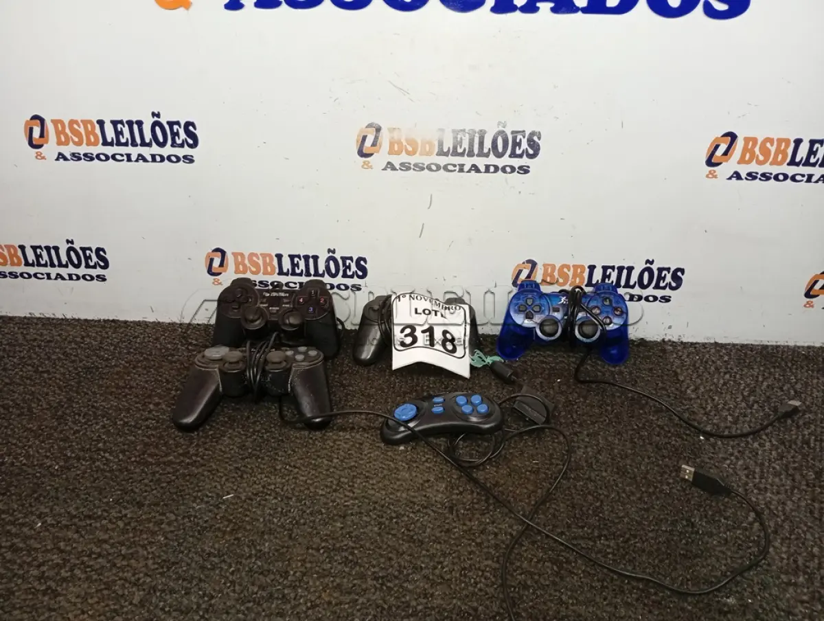 LOTE 318 - 05 JOYSTICKS DE GAMES MARCAS E MODELOS DIVERSOS. (NO ESTADO) ATENÇÃO! FAZER A VISITAÇÃO ANTES DE ARREMATAR, NÃO SABEMOS SE FUNCIONA. LEILÃO NÃO TEM GARANTIA E NEM DEVOLUÇÃO, SUJEITO A POSSÍVEIS AVARIAS VISÍVEIS/OCULTAS E/OU AUSÊNCIA DE COMPONENTES.