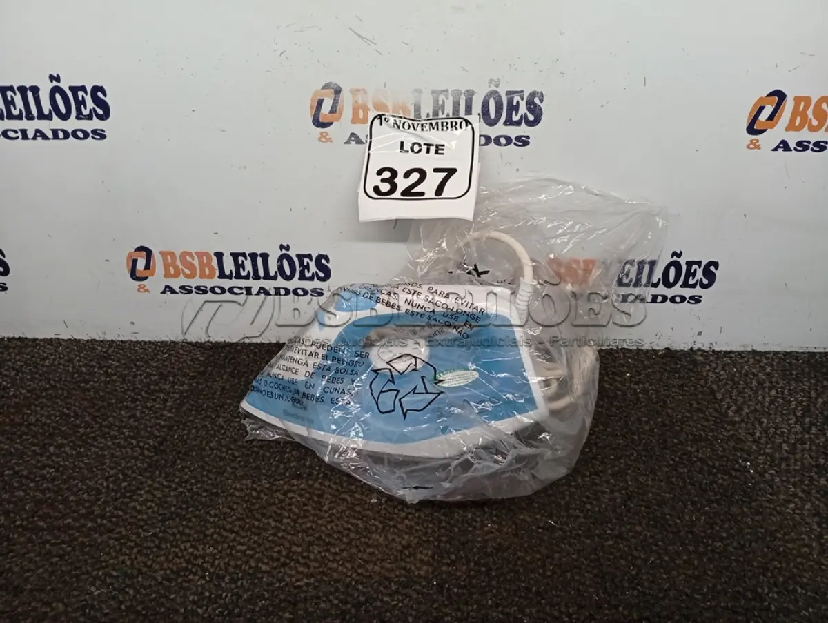 LOTE 327 - 01 FERRO A VAPOR P/ PASSAR ROUPAS ELECTROLUX COR BRANCA C/AZUL (NOVO). (NO ESTADO) ATENÇÃO! FAZER A VISITAÇÃO ANTES DE ARREMATAR, NÃO SABEMOS SE FUNCIONA. LEILÃO NÃO TEM GARANTIA E NEM DEVOLUÇÃO, SUJEITO A POSSÍVEIS AVARIAS VISÍVEIS/OCULTAS E/OU AUSÊNCIA DE COMPONENTES.