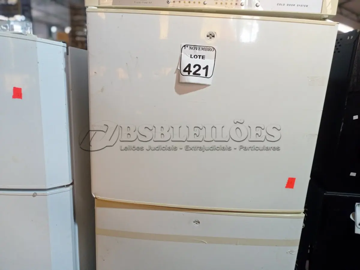 LOTE 421 - 01 GELADEIRA MARCA BOSCH P/RETIRADA DE PEÇAS. (NO ESTADO) ATENÇÃO! FAZER A VISITAÇÃO ANTES DE ARREMATAR, NÃO SABEMOS SE FUNCIONA. LEILÃO NÃO TEM GARANTIA E NEM DEVOLUÇÃO, SUJEITO A POSSÍVEIS AVARIAS VISÍVEIS/OCULTAS E/OU AUSÊNCIA DE COMPONENTES.