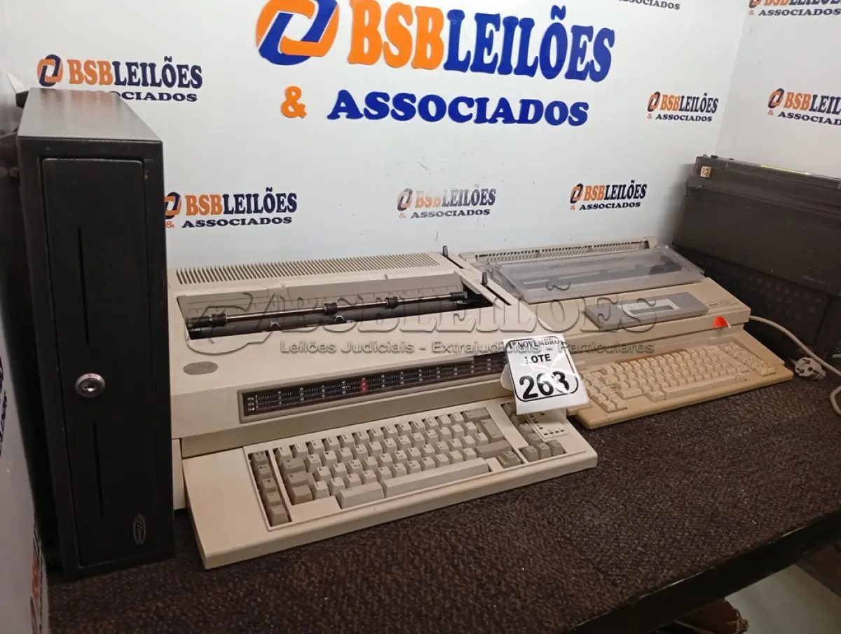 LOTE 263 - 03 MÁQUINAS DE ESCREVER ELÉTRICAS MARCAS E MODELOS DIVERSOS. (NO ESTADO) ATENÇÃO! FAZER A VISITAÇÃO ANTES DE ARREMATAR, NÃO SABEMOS SE FUNCIONA. LEILÃO NÃO TEM GARANTIA E NEM DEVOLUÇÃO, SUJEITO A POSSÍVEIS AVARIAS VISÍVEIS/OCULTAS E/OU AUSÊNCIA DE COMPONENTES.