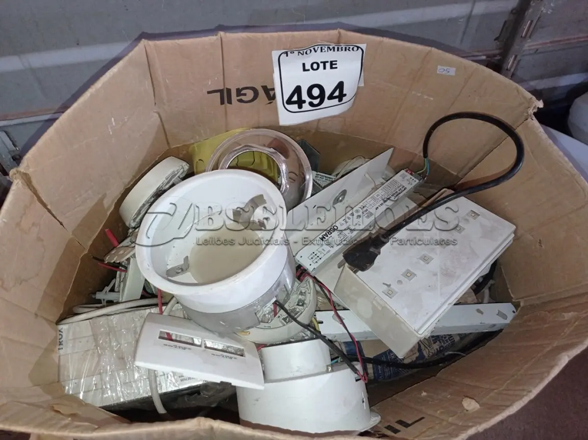 LOTE 494 - 01 LOTE C/GRANDE QUANTIDADE DE LUMINÁRIAS E MATERIAIS DIVERSOS. (NO ESTADO) ATENÇÃO! FAZER A VISITAÇÃO ANTES DE ARREMATAR, NÃO SABEMOS SE FUNCIONA. LEILÃO NÃO TEM GARANTIA E NEM DEVOLUÇÃO, SUJEITO A POSSÍVEIS AVARIAS VISÍVEIS/OCULTAS E/OU AUSÊNCIA DE COMPONENTES.