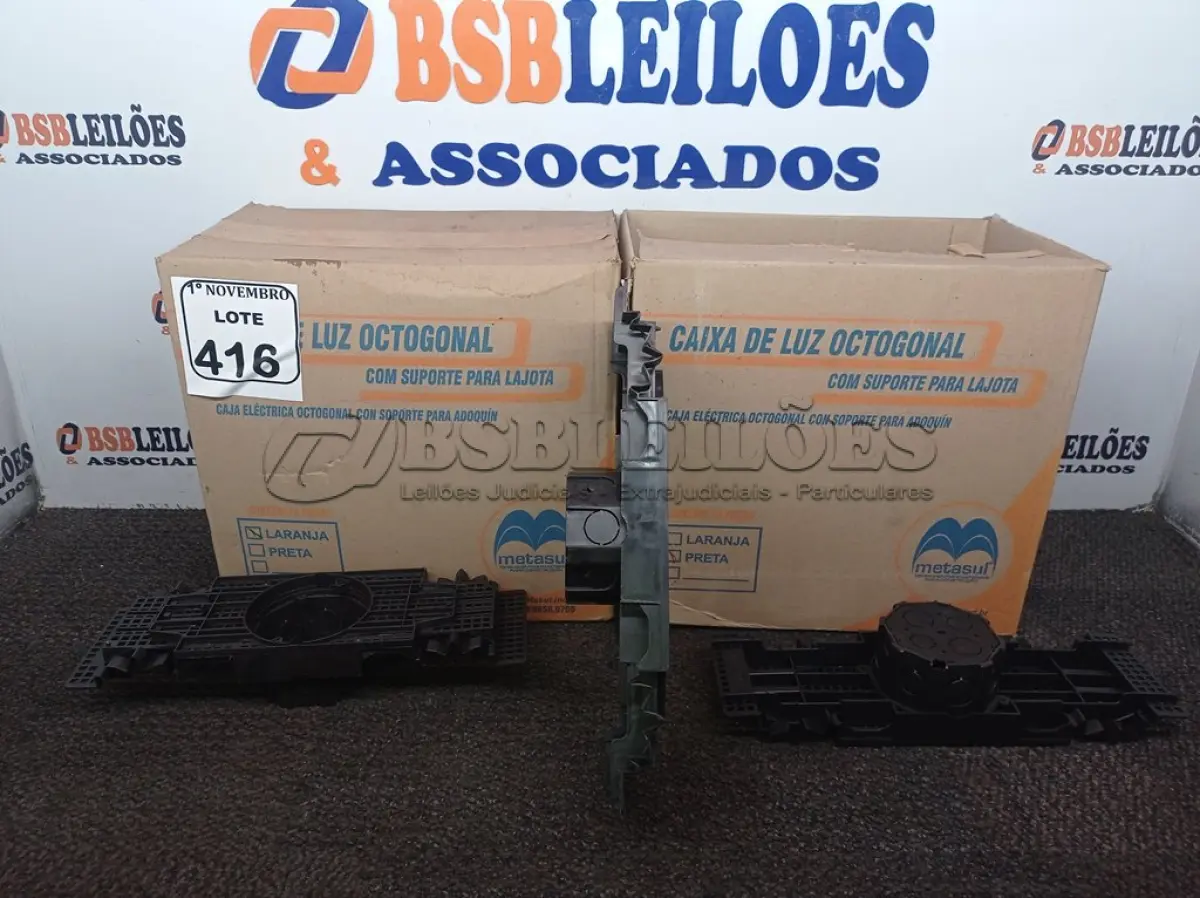 LOTE 416 - 02 CAIXAS DE LUZ OCTOGONAL. (NO ESTADO) ATENÇÃO! FAZER A VISITAÇÃO ANTES DE ARREMATAR, NÃO SABEMOS SE FUNCIONA. LEILÃO NÃO TEM GARANTIA E NEM DEVOLUÇÃO, SUJEITO A POSSÍVEIS AVARIAS VISÍVEIS/OCULTAS E/OU AUSÊNCIA DE COMPONENTES.