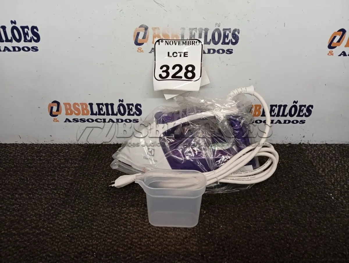 LOTE 328 - 01 FERRO A VAPOR P/ PASSAR ROUPAS ELECTROLUX COR BRANCA C/AZUL (NOVO). (NO ESTADO) ATENÇÃO! FAZER A VISITAÇÃO ANTES DE ARREMATAR, NÃO SABEMOS SE FUNCIONA. LEILÃO NÃO TEM GARANTIA E NEM DEVOLUÇÃO, SUJEITO A POSSÍVEIS AVARIAS VISÍVEIS/OCULTAS E/OU AUSÊNCIA DE COMPONENTES.