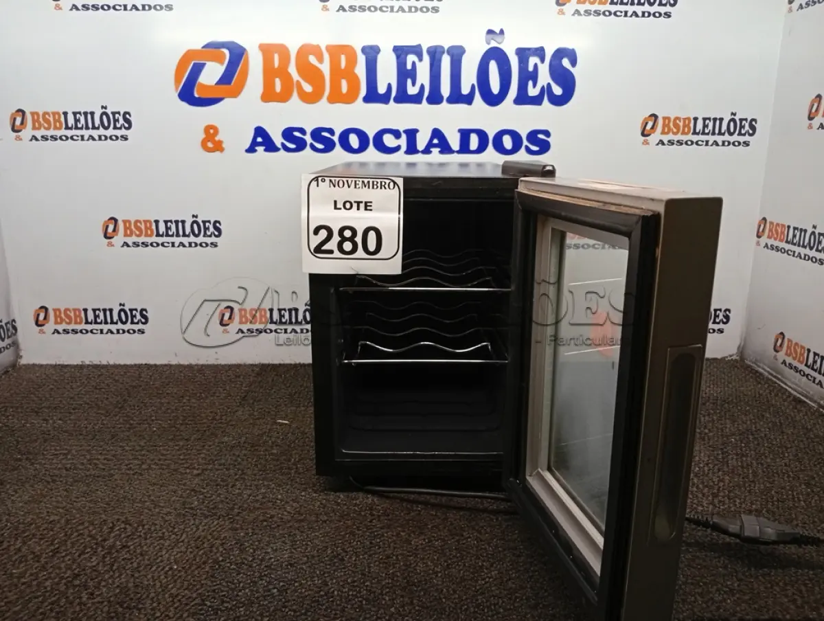 LOTE 280 - 01 ADEGA TOCAVE. (NO ESTADO) ATENÇÃO! FAZER A VISITAÇÃO ANTES DE ARREMATAR, NÃO SABEMOS SE FUNCIONA. LEILÃO NÃO TEM GARANTIA E NEM DEVOLUÇÃO, SUJEITO A POSSÍVEIS AVARIAS VISÍVEIS/OCULTAS E/OU AUSÊNCIA DE COMPONENTES.