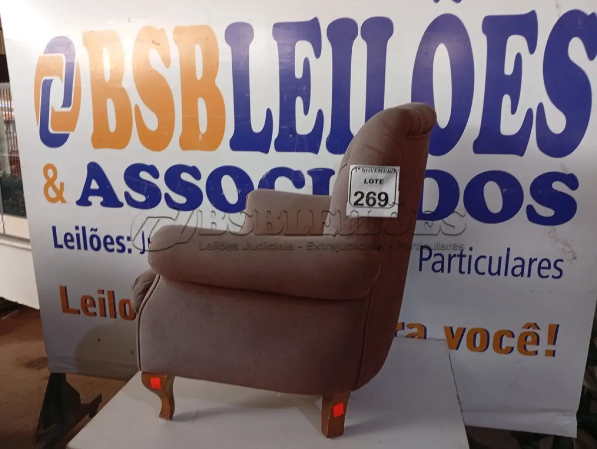LOTE 269 - 01 POLTRONA EM TECIDO. (NO ESTADO) ATENÇÃO! FAZER A VISITAÇÃO ANTES DE ARREMATAR, NÃO SABEMOS SE FUNCIONA. LEILÃO NÃO TEM GARANTIA E NEM DEVOLUÇÃO, SUJEITO A POSSÍVEIS AVARIAS VISÍVEIS/OCULTAS E/OU AUSÊNCIA DE COMPONENTES.