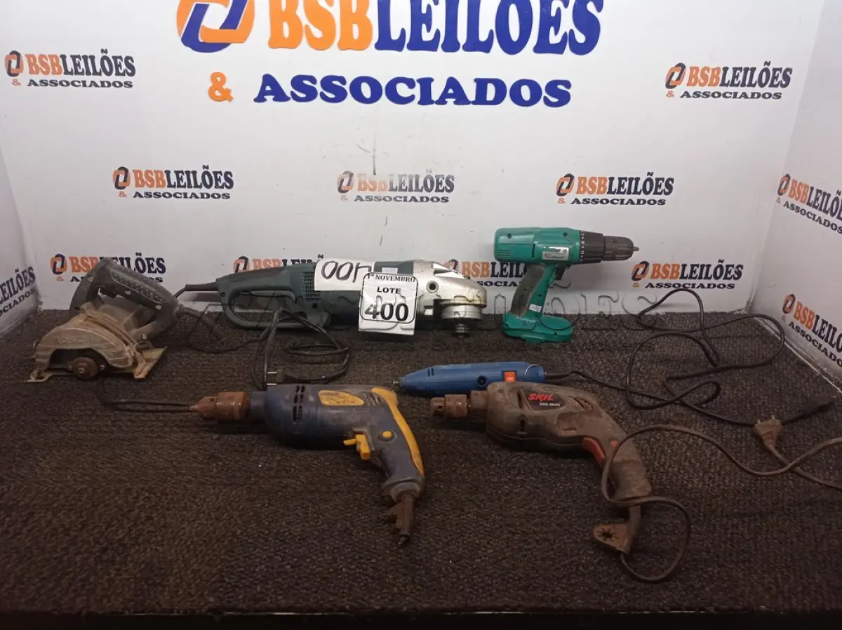 LOTE 400 - 01 LIXADEIRA, 02 PARAFUSADEIRAS, 02 FURADEIRAS E 01 MAKITA SUCATA. (NO ESTADO) ATENÇÃO! FAZER A VISITAÇÃO ANTES DE ARREMATAR, NÃO SABEMOS SE FUNCIONA. LEILÃO NÃO TEM GARANTIA E NEM DEVOLUÇÃO, SUJEITO A POSSÍVEIS AVARIAS VISÍVEIS/OCULTAS E/OU AUSÊNCIA DE COMPONENTES.