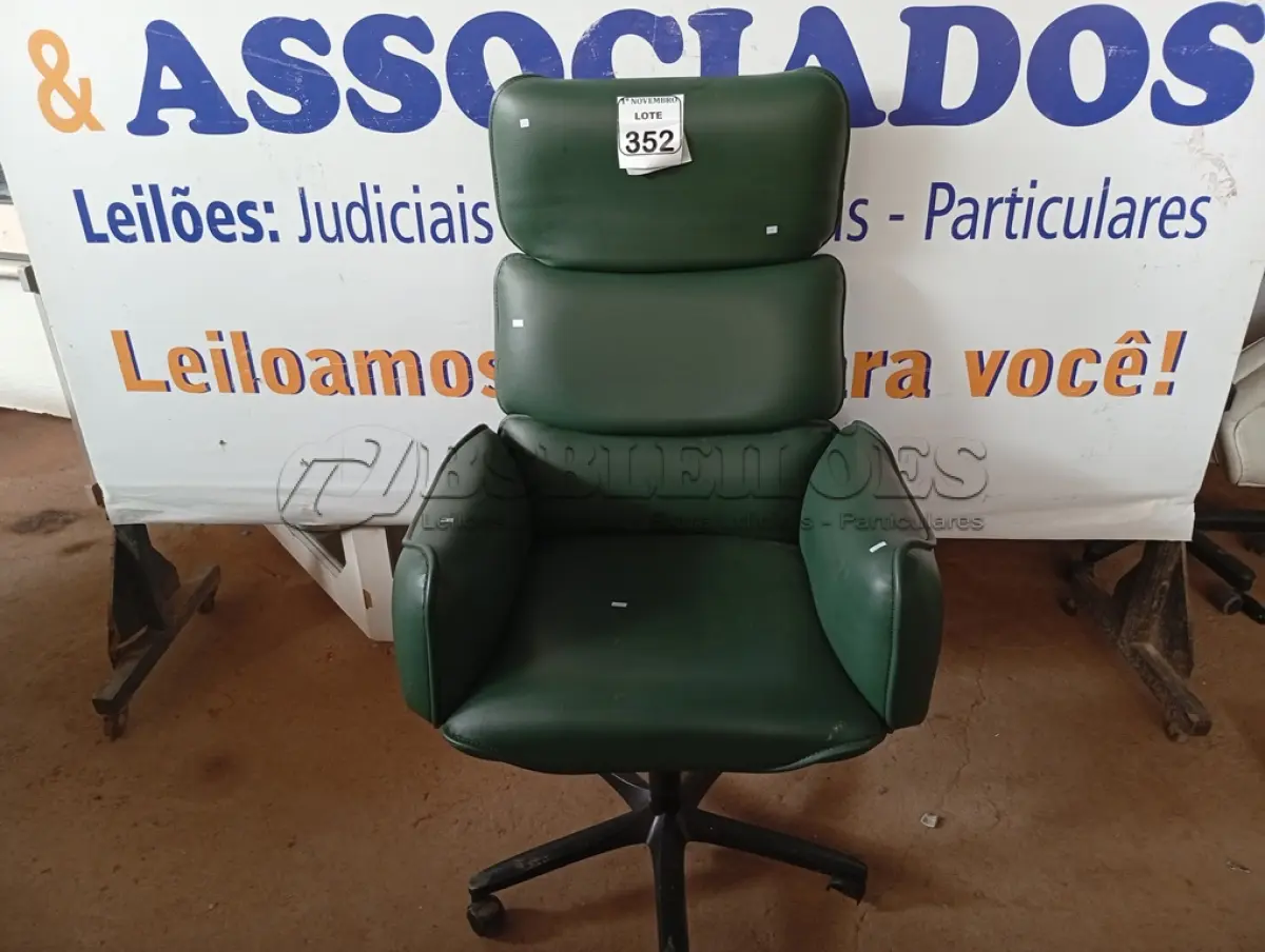 LOTE 352 - 01 POLTRONA P/ ESCRITÓRIO C/  05 PÉS RODÍZIO DE CORIM. (NO ESTADO) ATENÇÃO! FAZER A VISITAÇÃO ANTES DE ARREMATAR, NÃO SABEMOS SE FUNCIONA. LEILÃO NÃO TEM GARANTIA E NEM DEVOLUÇÃO, SUJEITO A POSSÍVEIS AVARIAS VISÍVEIS/OCULTAS E/OU AUSÊNCIA DE COMPONENTES.