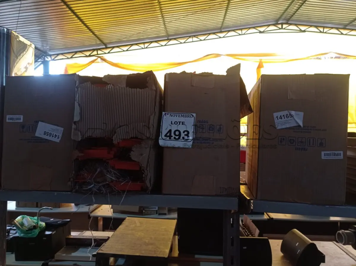 LOTE 493 - 04 CAIXAS DE LUZ OCTOGONAL. (NO ESTADO) ATENÇÃO! FAZER A VISITAÇÃO ANTES DE ARREMATAR, NÃO SABEMOS SE FUNCIONA. LEILÃO NÃO TEM GARANTIA E NEM DEVOLUÇÃO, SUJEITO A POSSÍVEIS AVARIAS VISÍVEIS/OCULTAS E/OU AUSÊNCIA DE COMPONENTES.
