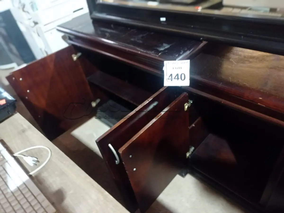 LOTE 440 - 01 APARADOR PARA SALA C/ ESPELHO. (NO ESTADO) ATENÇÃO! FAZER A VISITAÇÃO ANTES DE ARREMATAR, NÃO SABEMOS SE FUNCIONA. LEILÃO NÃO TEM GARANTIA E NEM DEVOLUÇÃO, SUJEITO A POSSÍVEIS AVARIAS VISÍVEIS/OCULTAS E/OU AUSÊNCIA DE COMPONENTES.