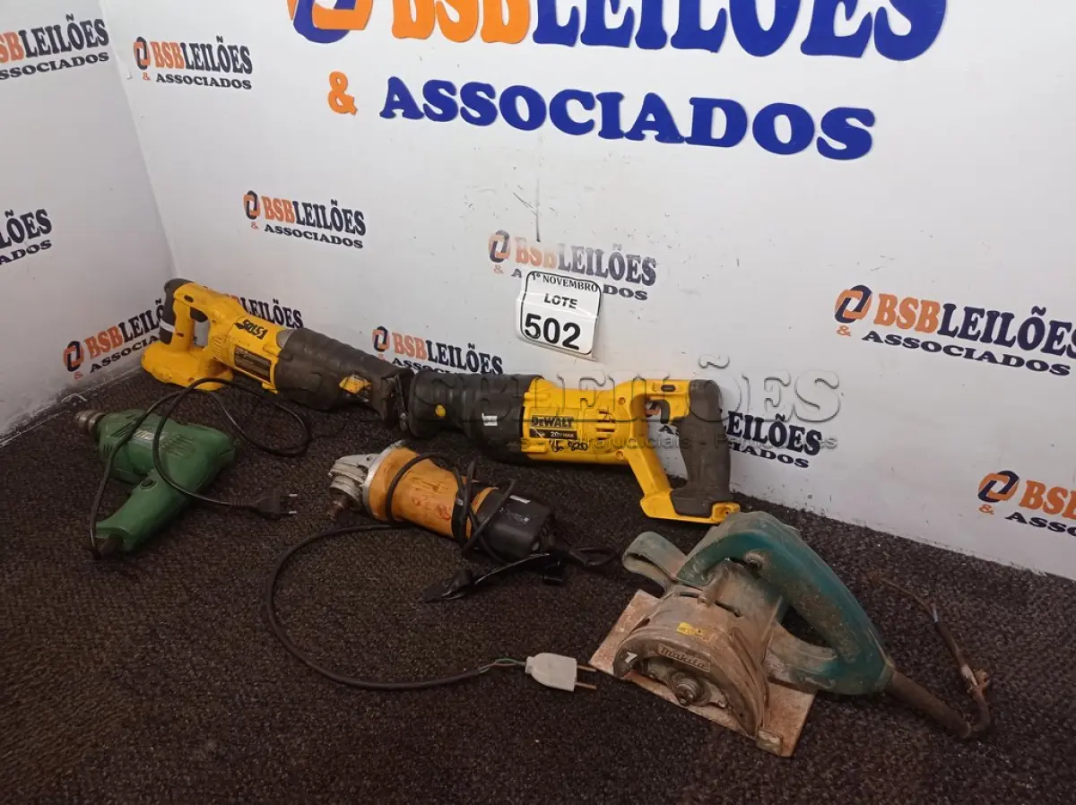 LOTE 502 - 02 SERRAS SABRE MARCA DEWALT MODELO DC385-BR S/BATERIA, 01 LIXADEIRA, 01 FURADEIRA E 01 MAKITA P/RETIRADA DE PEÇAS. (NO ESTADO) ATENÇÃO! FAZER A VISITAÇÃO ANTES DE ARREMATAR, NÃO SABEMOS SE FUNCIONA. LEILÃO NÃO TEM GARANTIA E NEM DEVOLUÇÃO, SUJEITO A POSSÍVEIS AVARIAS VISÍVEIS/OCULTAS E/OU AUSÊNCIA DE COMPONENTES.