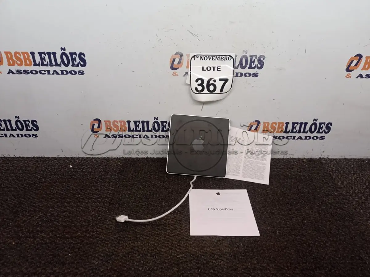 LOTE 367 - 01 USB SUPERDRIVE MARCA APPLE. (NO ESTADO) ATENÇÃO! FAZER A VISITAÇÃO ANTES DE ARREMATAR, NÃO SABEMOS SE FUNCIONA. LEILÃO NÃO TEM GARANTIA E NEM DEVOLUÇÃO, SUJEITO A POSSÍVEIS AVARIAS VISÍVEIS/OCULTAS E/OU AUSÊNCIA DE COMPONENTES.