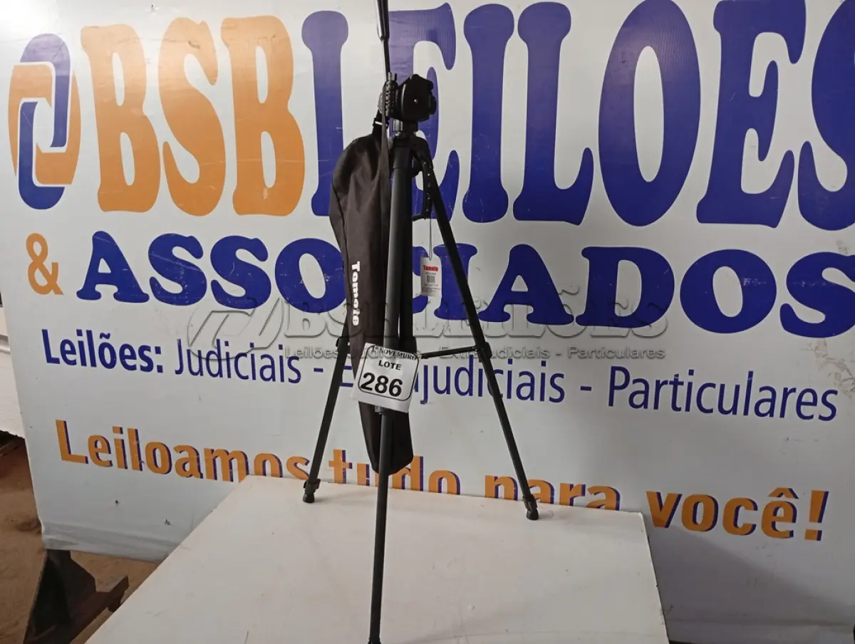 LOTE 286 - 01 TRIPÉ P/ CÂMERA MARCA TOMATE MTG-3016. (NO ESTADO) ATENÇÃO! FAZER A VISITAÇÃO ANTES DE ARREMATAR, NÃO SABEMOS SE FUNCIONA. LEILÃO NÃO TEM GARANTIA E NEM DEVOLUÇÃO, SUJEITO A POSSÍVEIS AVARIAS VISÍVEIS/OCULTAS E/OU AUSÊNCIA DE COMPONENTES.