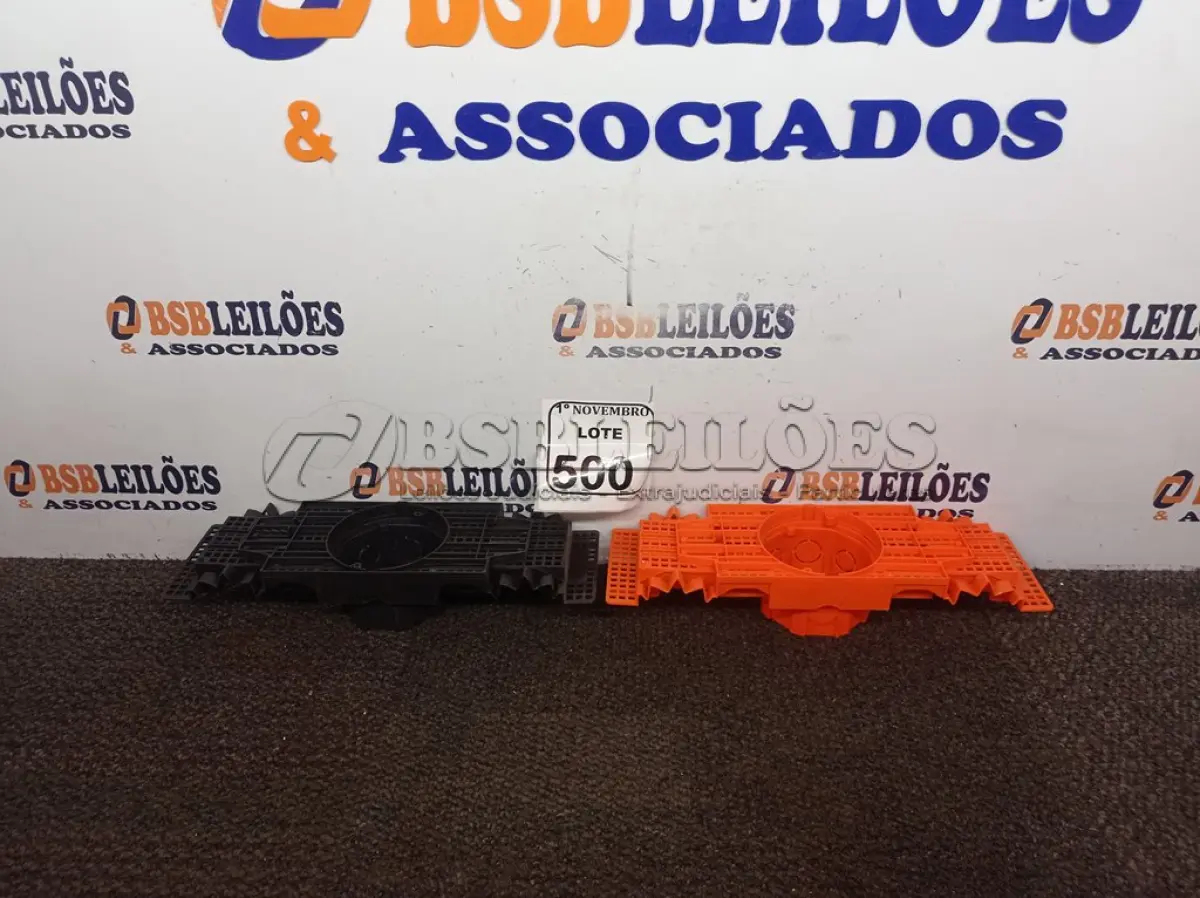 LOTE 500 - 04 CAIXAS DE LUZ OCTOGONAL. (NO ESTADO) ATENÇÃO! FAZER A VISITAÇÃO ANTES DE ARREMATAR, NÃO SABEMOS SE FUNCIONA. LEILÃO NÃO TEM GARANTIA E NEM DEVOLUÇÃO, SUJEITO A POSSÍVEIS AVARIAS VISÍVEIS/OCULTAS E/OU AUSÊNCIA DE COMPONENTES.